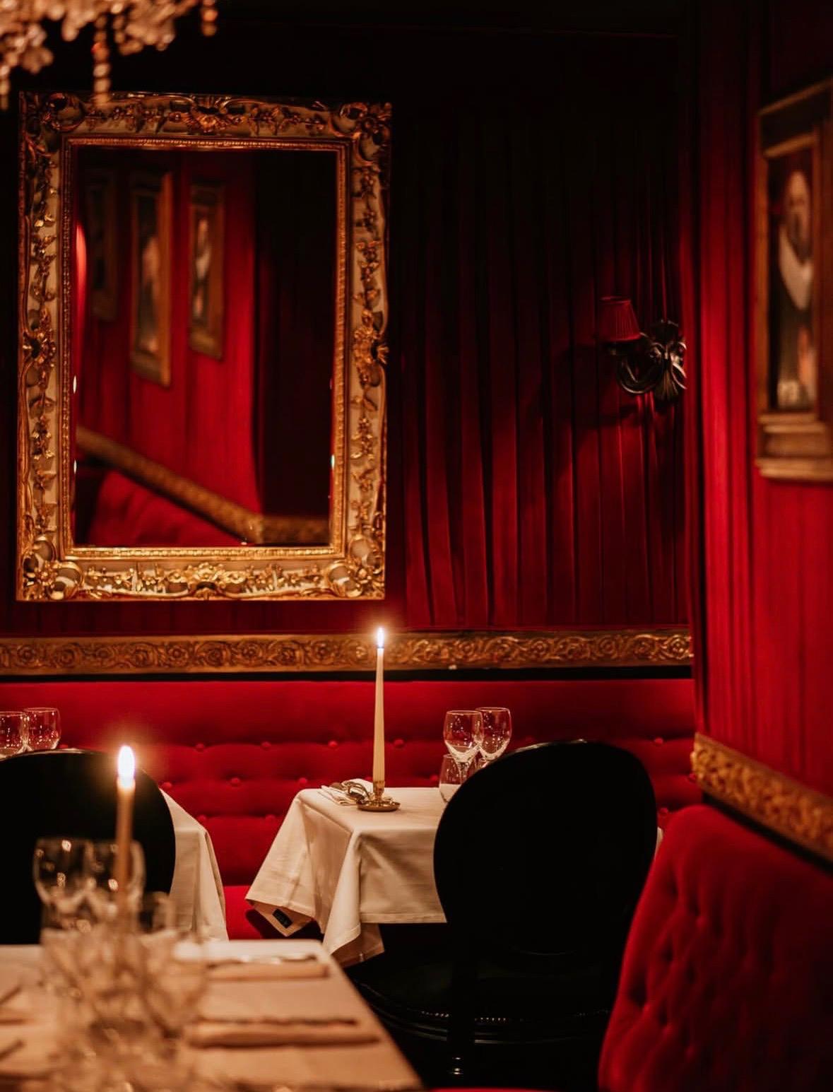Salle intimiste et piano du restaurant Le Piaf Paris.