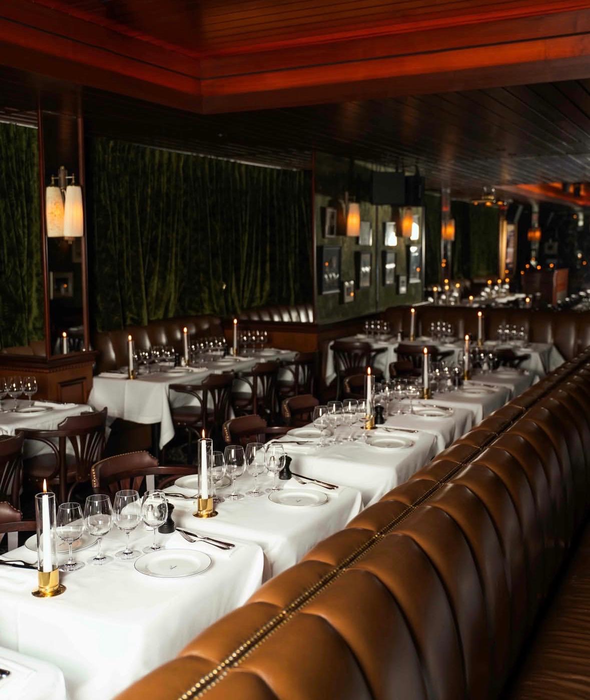 Salle du restaurant festif Le Pompon à Paris.