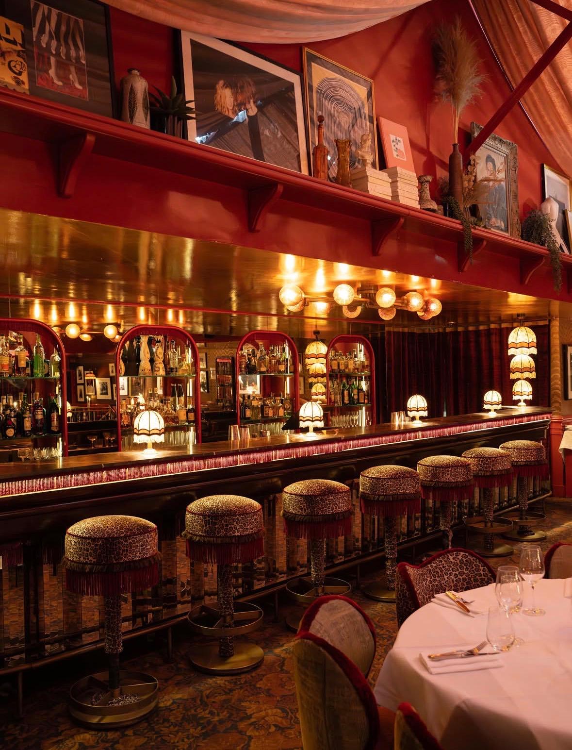 Décor et performance au restaurant Mondaine.