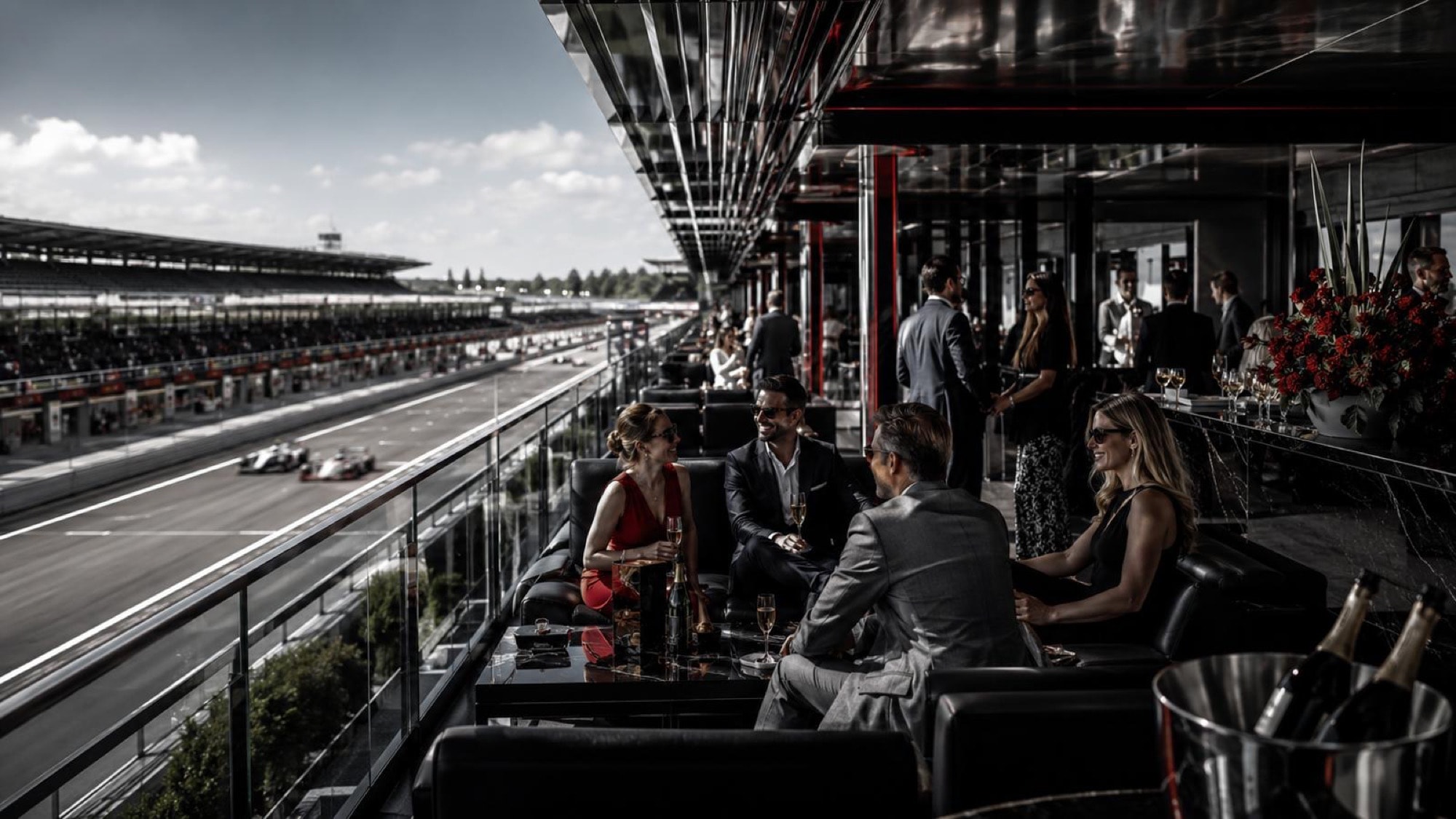 Suite ou terrasse premium avec contexte circuit.